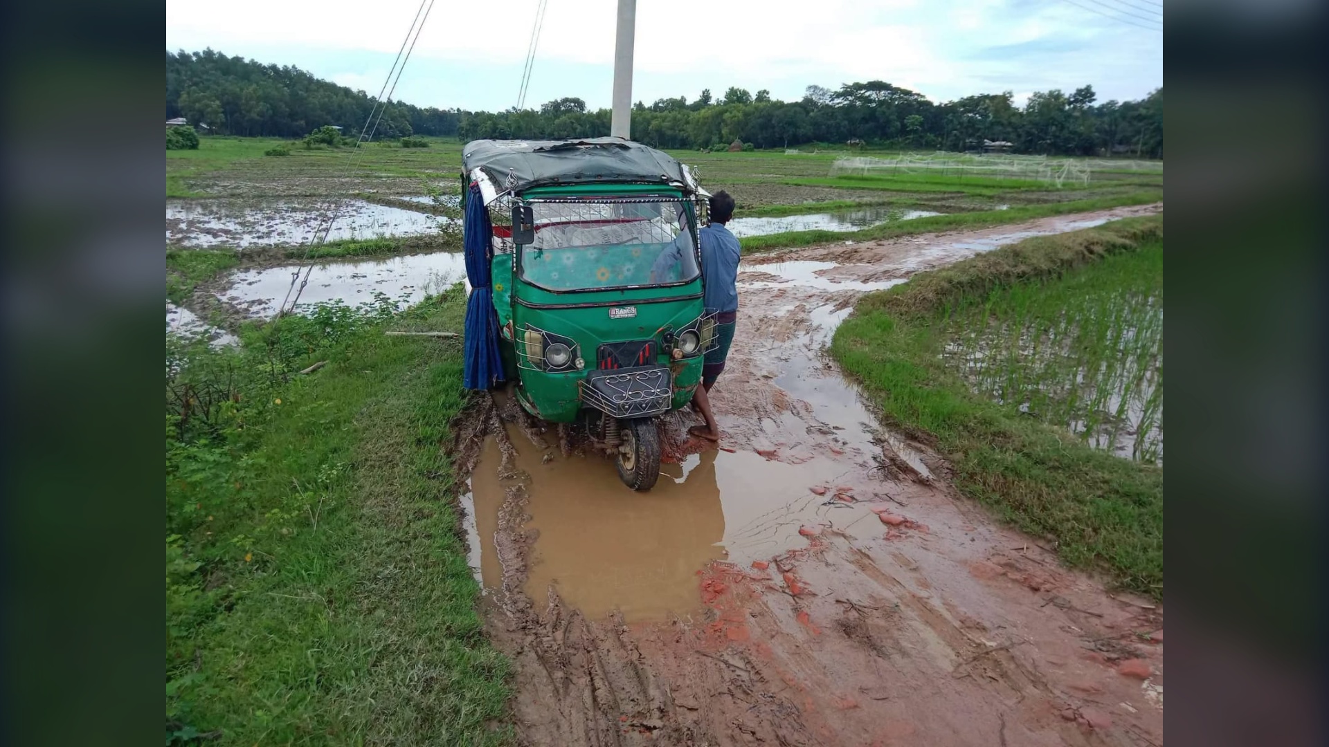 বমু নন্দিরিল সড়কের বেহাল দশা, যাতায়াতে মারাত্মক ঝুঁকি