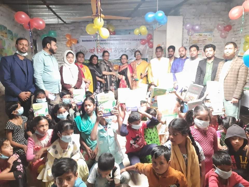 সুবিধাবঞ্চিত ও ছিন্নমূল শিশুদের হাতে শিক্ষার আলো পৌঁছে দিলেন Human Wellbeing Foundation of Bangladesh (HWFB) এর মানবিক সদস্যগণ