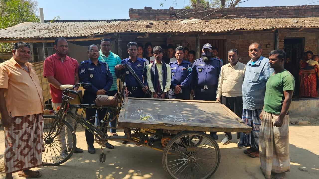 চাঁপাইনবাবগঞ্জে ভ্যানচালক কে পুড়িয়ে হত্যার ঘটনায় ৫ আসামী গ্রেপ্তার:ছিনিয়ে নেয়া ভ্যান উদ্ধার