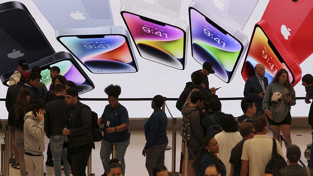 এ দুটি সেটিং বদলালে আইফোনের চার্জ বাঁচবে