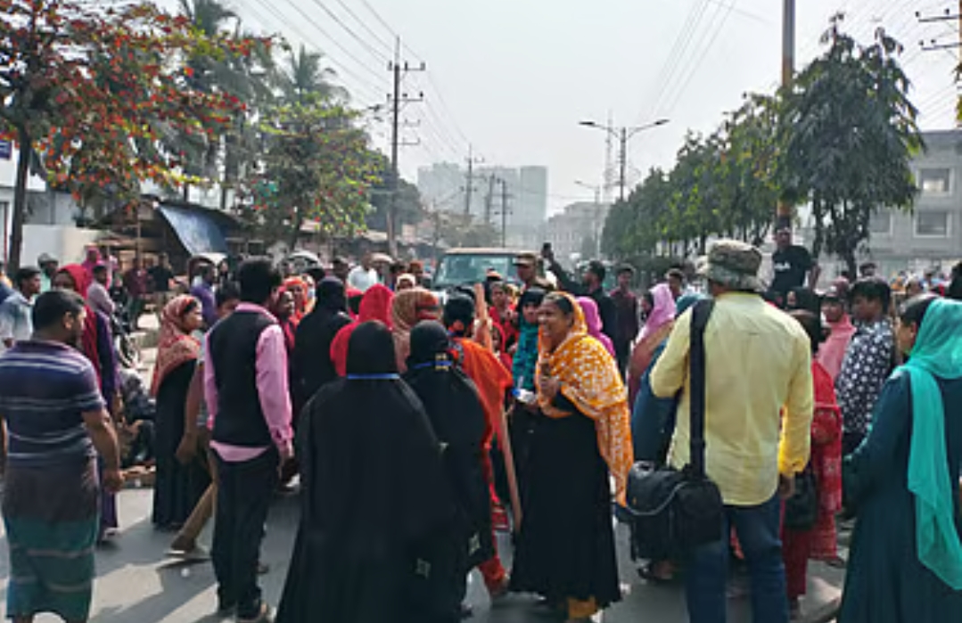 চট্টগ্রামে সড়ক অবরোধ করে বেতনের দাবিতে পোশাক শ্রমিকরা
