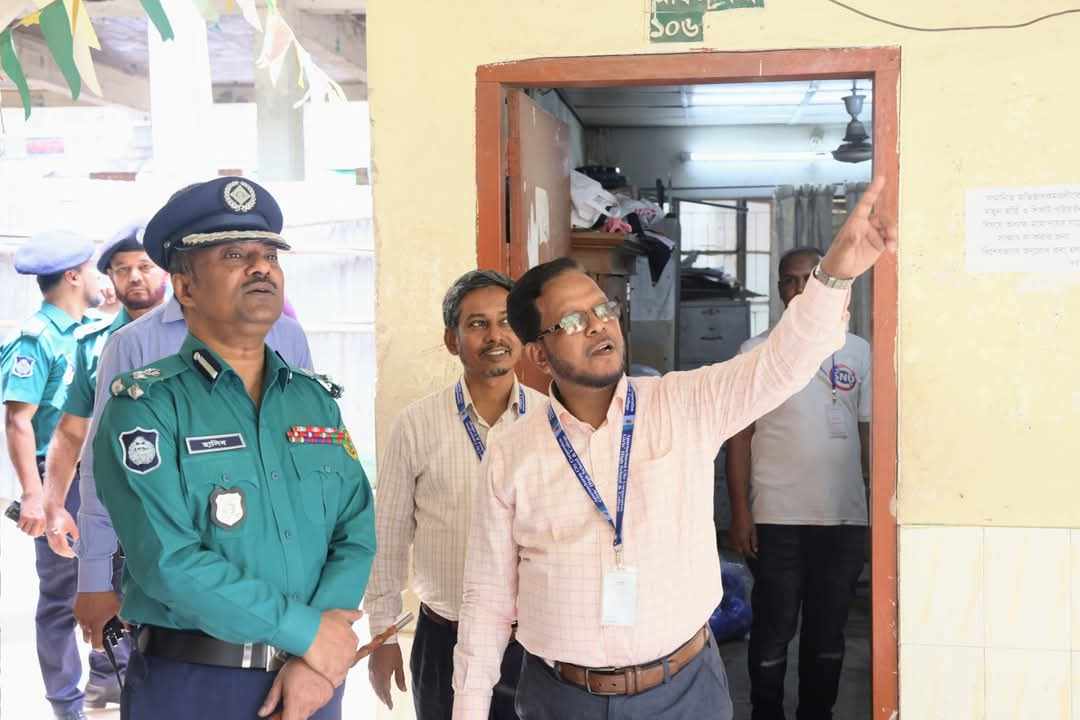 এসএসসি ও সমমান পরীক্ষা-২০২৫ এর বিভিন্ন কেন্দ্র পরিদর্শন করেন সিএমপি কমিশনার