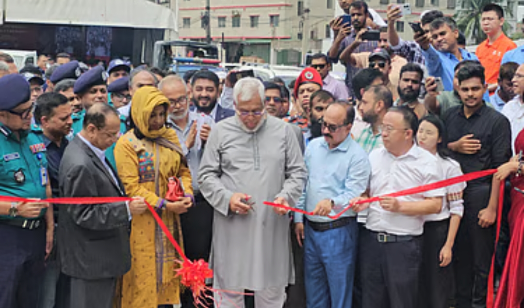ফলকে নিজের নাম দেখে উপদেষ্টার তোপের মুখে কর্মকর্তারা