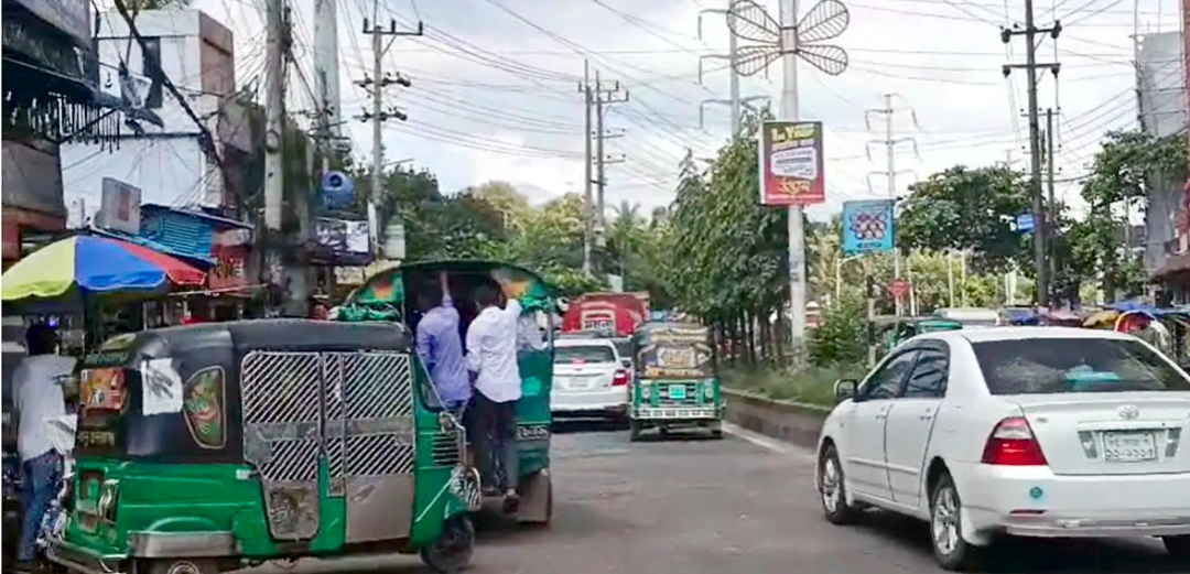 চট্টগ্রামে সড়কে ভোগান্তির ১০০ গজ পথ