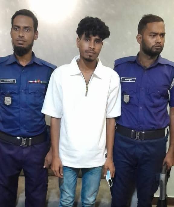 হাটহাজারী মাদ্রাসার সামনে অশ্লীল অঙ্গিভঙ্গি, গ্রেপ্তার ১