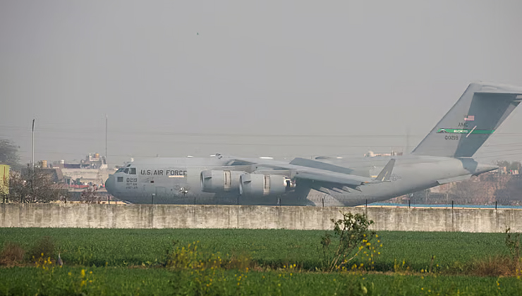 যুক্তরাষ্ট্র থেকে ৫০ তরুণকে হাতকড়া ও পায়ে বেড়ি পরিয়ে ভারতে ফেরত